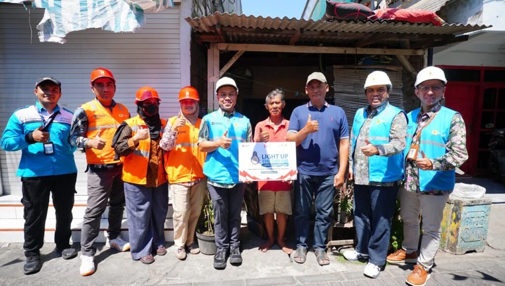 PLN UP3 SURABAYA UTARA ULP EMBONG WUNGU BERBAGI KEBAHAGIAAN MELALUI PROGRAM LIGHT UP THE DREAM (LUTD)