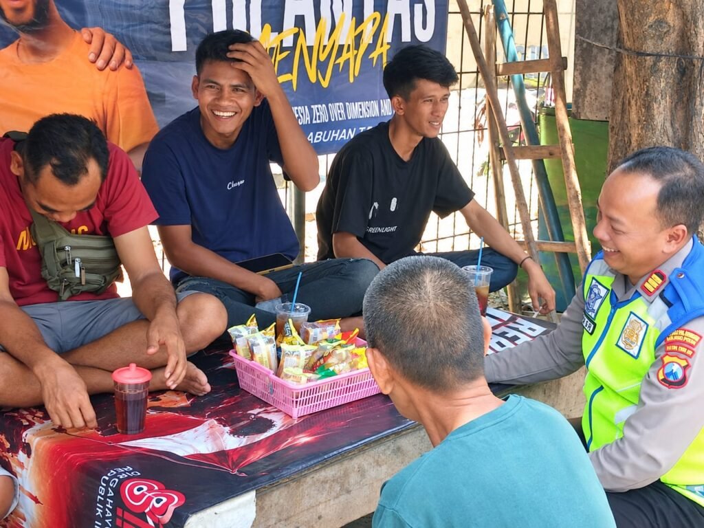 Satlantas Polres Pelabuhan Tanjung Perak Imbau Sopir Truk Manfaatkan Buffer Area