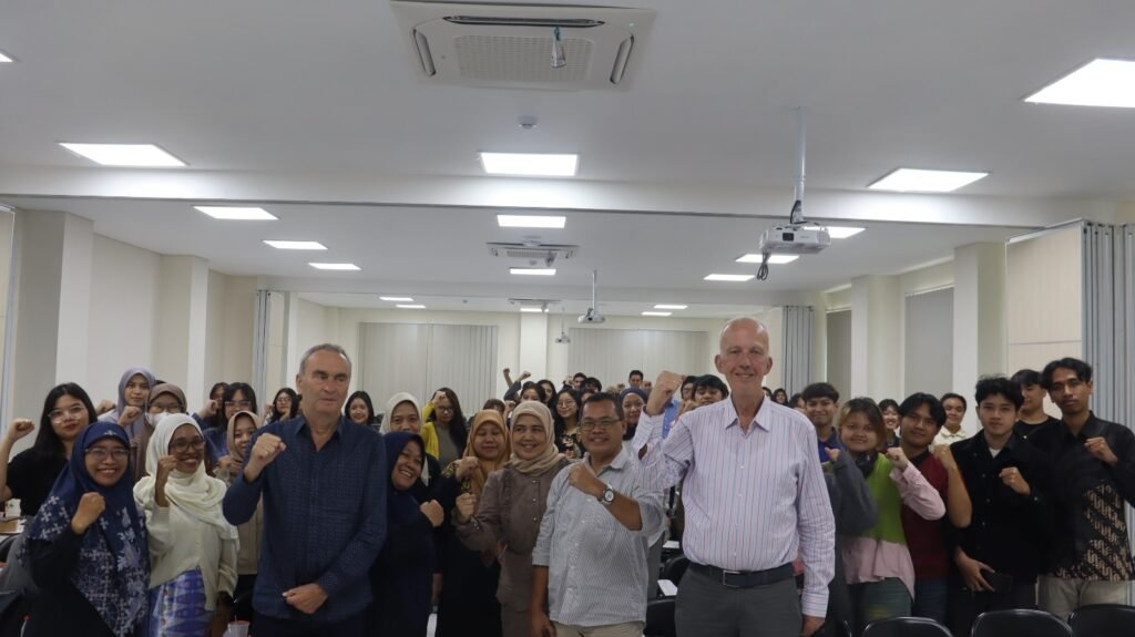 Prof. Jan van der Putten Kupas Komik dan Kearifan Lokal di UNAIR