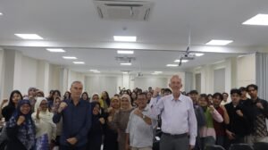 Prof. Jan van der Putten Kupas Komik dan Kearifan Lokal di UNAIR